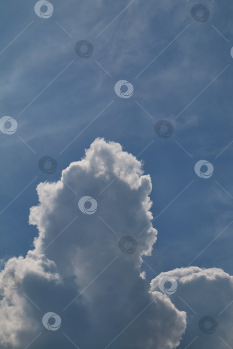 Скачать Белое пушистое облако на фоне голубого неба фотосток Ozero