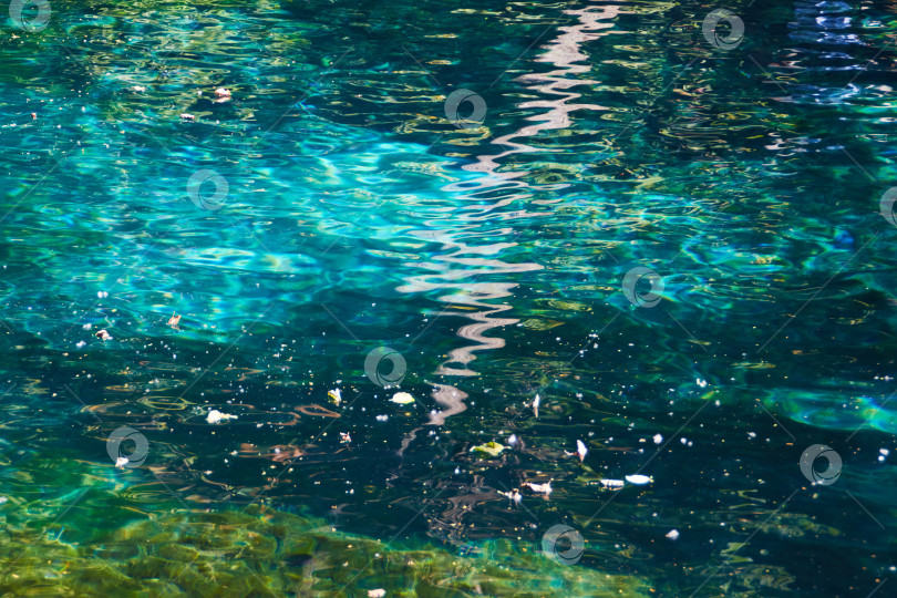 Скачать абстрактная фотография природы чистого прозрачного озера с холодной водой и отражением фотосток Ozero