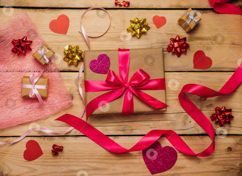 Скачать Подарочные коробки с атласными лентами на деревянном фоне. Концепция Дня святого Валентина, Дня матери и Дня рождения. фотосток Ozero