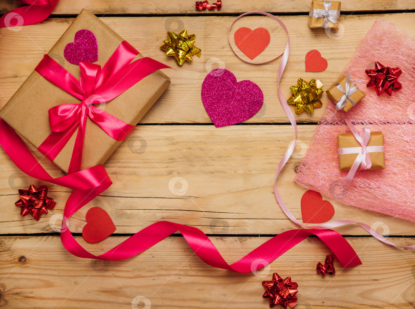 Скачать Подарочные коробки с атласными лентами на деревянном фоне. Концепция Дня святого Валентина, Дня матери и Дня рождения. фотосток Ozero