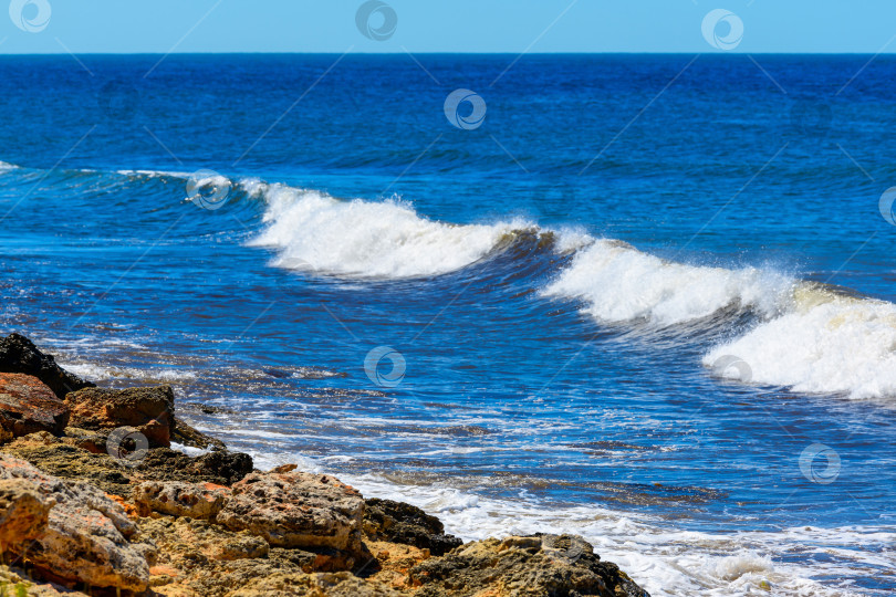 Скачать Скалистый берег, морская волна. фотосток Ozero