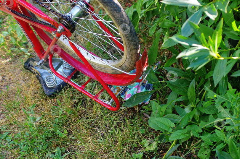 Скачать Красный велосипед стоит вверх тормашками фотосток Ozero