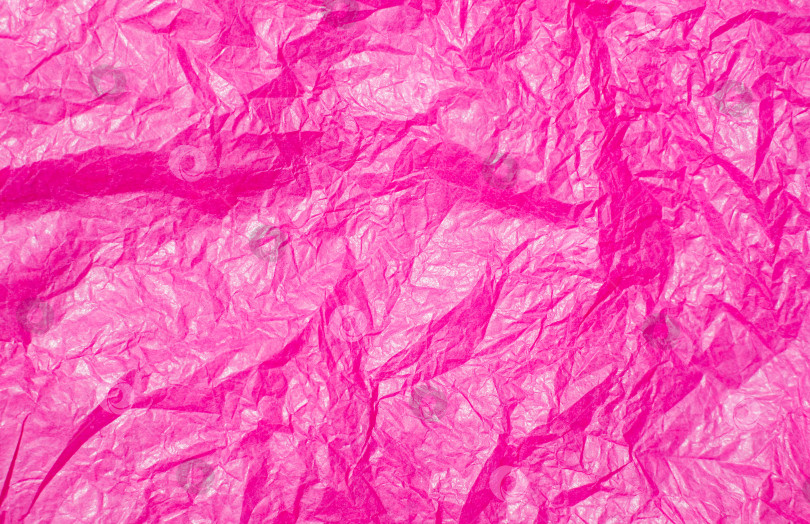 Скачать Текстура мятой розовой бумаги. Бумага для упаковки подарков и цветов. Абстрактный фон из бумаги тишью. фотосток Ozero