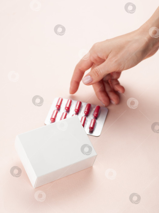 Скачать Пустой белый макет коробки для упаковки продукта в женской руке. Открыть b фотосток Ozero
