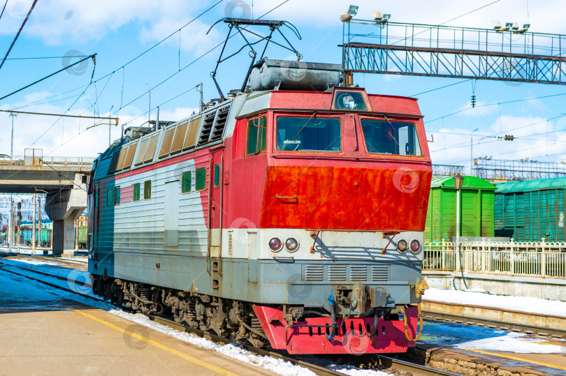 Скачать Железнодорожный локомотив стоит на железнодорожных путях на станции без вагонов. фотосток Ozero