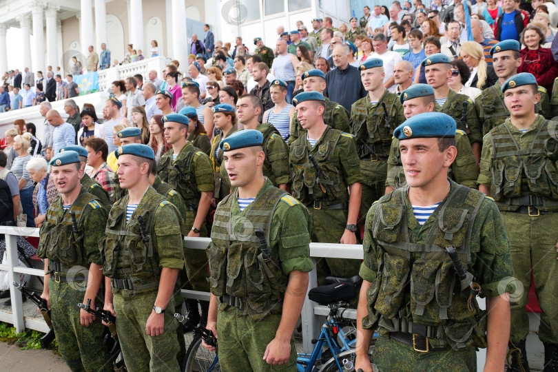 Скачать 2 августа, праздник дня ВДВ. На трибунах стадиона на переднем плане курсанты высшего краснознамённого гвардейского училища ВДВ имени Маргелова, одетые в полевую форму с автоматами в руках. На заднем плане на трибуне ветераны ВДВ в голубых берета... фотосток Ozero