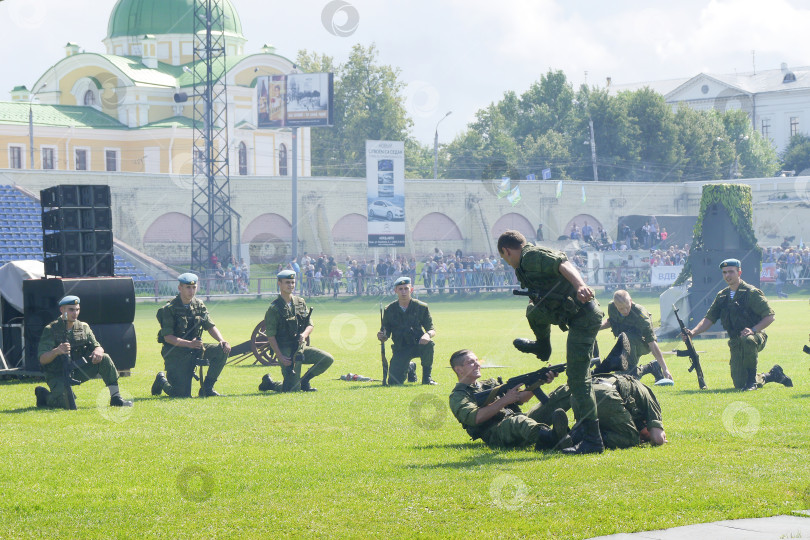 Скачать 2 августа на празднике дня ВДВ на показательных выступлениях спецназа.  Трое десантников демонстрируют навыки рукопашного боя. У упавшего солдата другой выбивает автомат ногой. Остальные  спецназовцынаблюдают за поединком. Сзади видны зрители и... фотосток Ozero