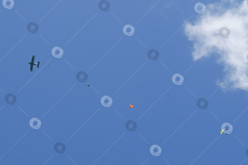 Скачать Самолёт, парашюты на фоне голубого неба. фотосток Ozero