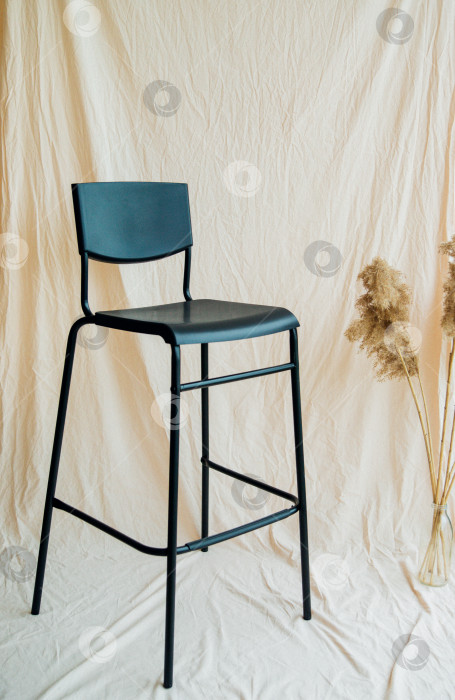 Скачать Черный высокий барный стул на бежевом фоне из мятой ткани. Современная модель. Удобная мебель для бара или ресторана. Фотозона. фотосток Ozero