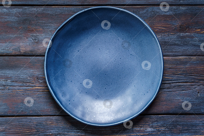 Скачать Пустая синяя тарелка на старом деревенском деревянном столе фотосток Ozero