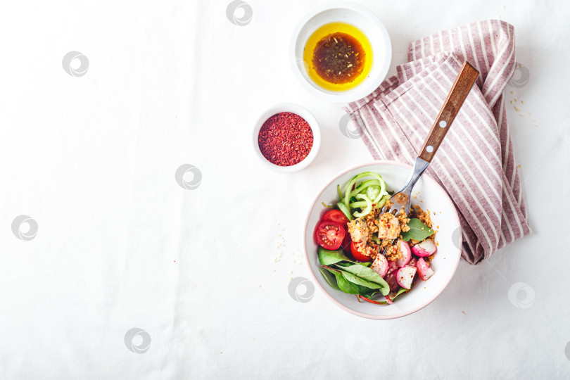 Скачать Свежий салат с кускусом, помидорами, огурцами, редисом и мангольдом. фотосток Ozero