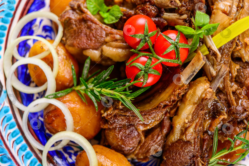 Скачать Вид сверху на национальное узбекское блюдо с мясом и картофелем фотосток Ozero
