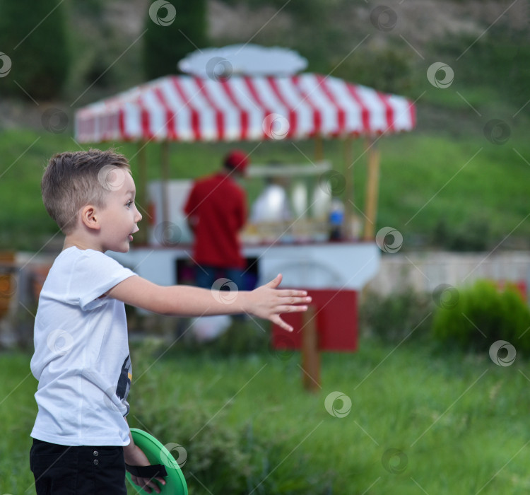 Скачать маленький мальчик в парке фотосток Ozero