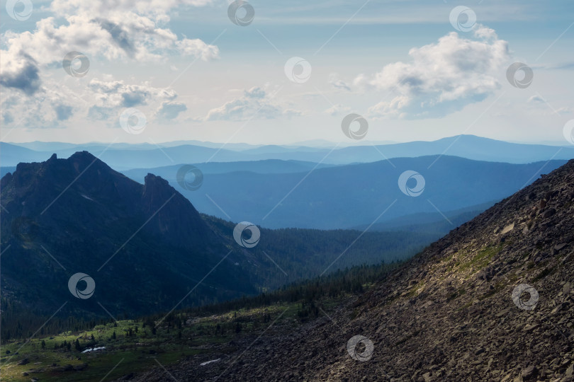 Скачать Силуэт Западных Саянских гор. Туманный слоистый горный массив фотосток Ozero