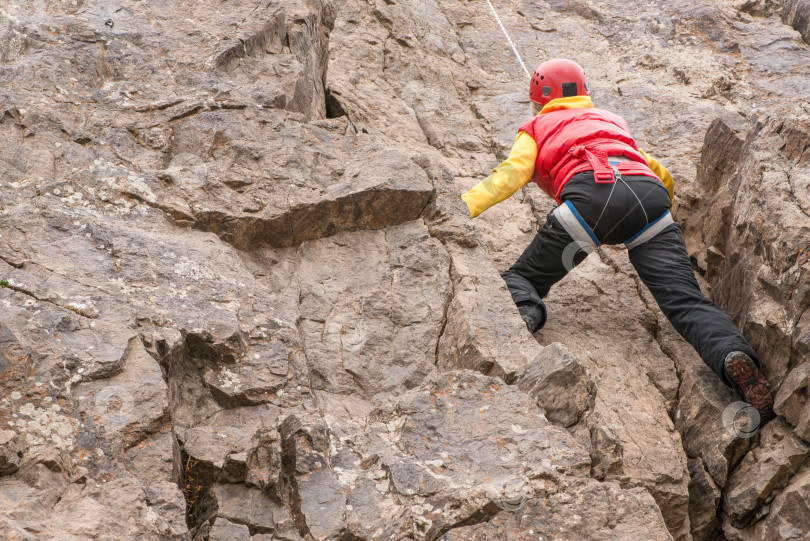 Скачать скалолаз на горе фотосток Ozero