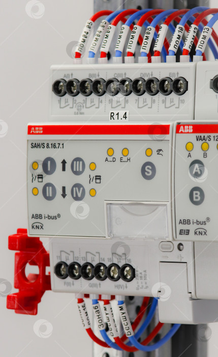 Скачать Релейный модуль от ABB для управления нагрузками через шину данных KNX в электрическом распределительном щите. фотосток Ozero
