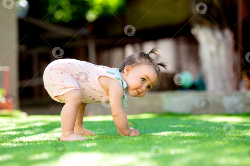 Скачать Маленькая девочка учится ходить фотосток Ozero