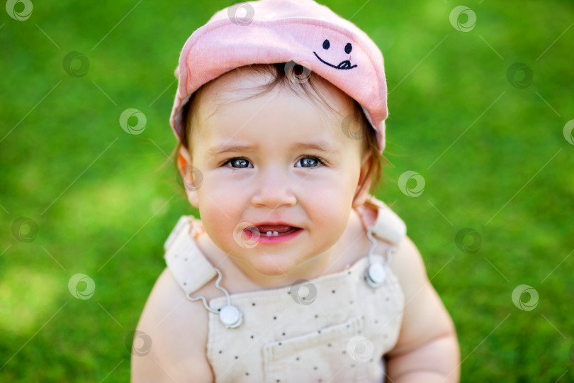 Скачать портрет маленькой девочки летом на фоне зеленой травы фотосток Ozero