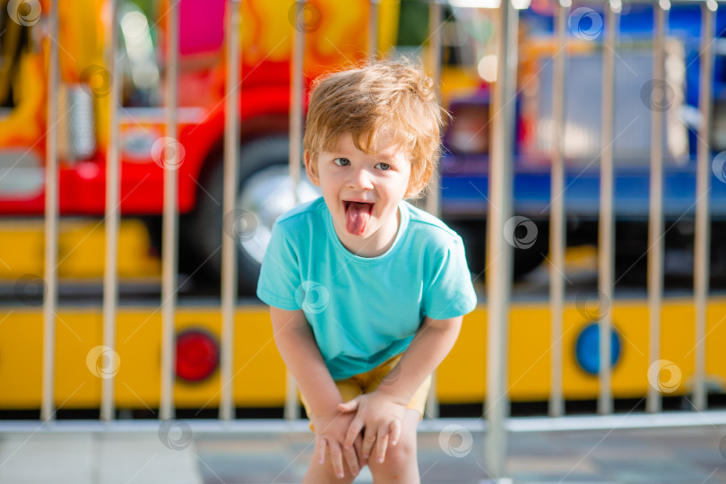 Скачать счастливый маленький мальчик гуляет в летнем парке развлечений. Образ жизни детей фотосток Ozero