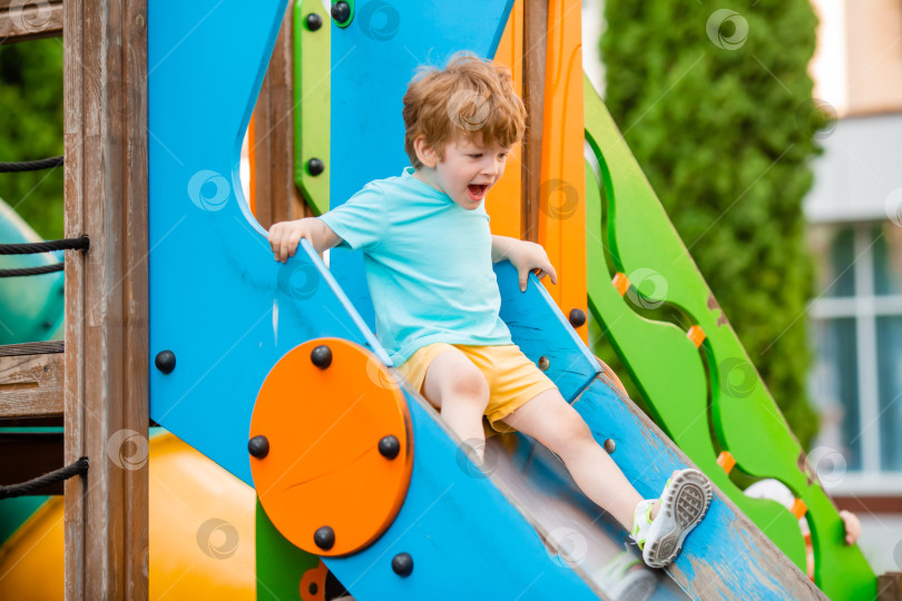 Скачать маленький мальчик двух лет летом играет в детском городке. Образ жизни детей фотосток Ozero
