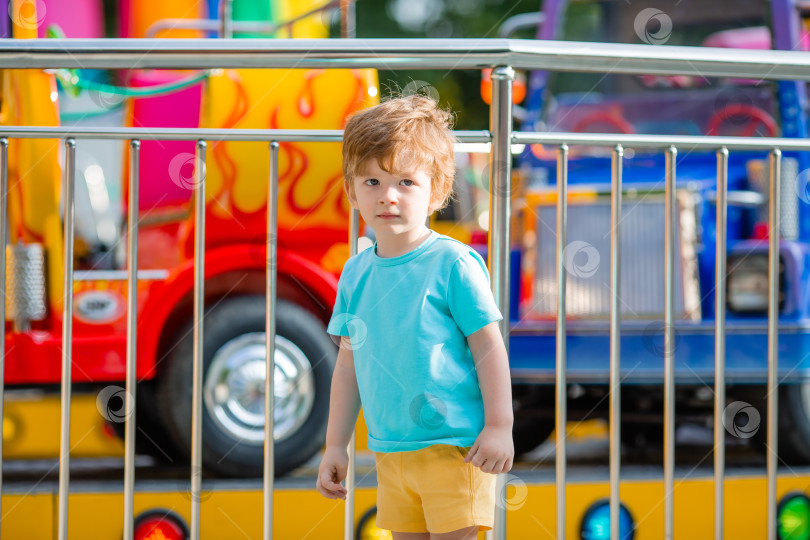 Скачать счастливый маленький мальчик гуляет в летнем парке развлечений. Образ жизни детей фотосток Ozero