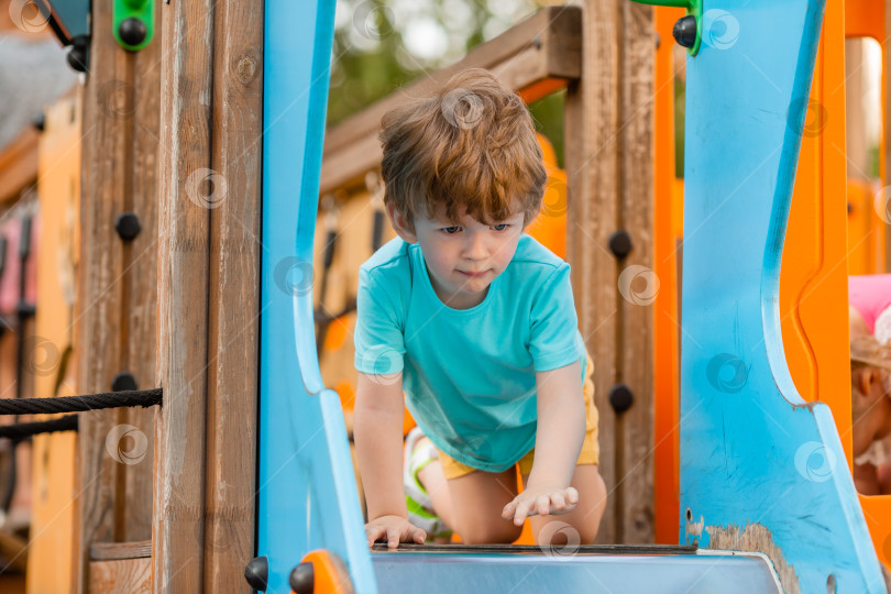 Скачать маленький мальчик двух лет летом играет в детском городке. Образ жизни детей фотосток Ozero