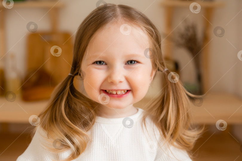 Скачать портрет счастливой маленькой девочки на рыночной кухне фотосток Ozero