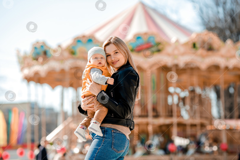 Скачать Стильная молодая мама гуляет с малышом по парку. Счастливая мама фотосток Ozero