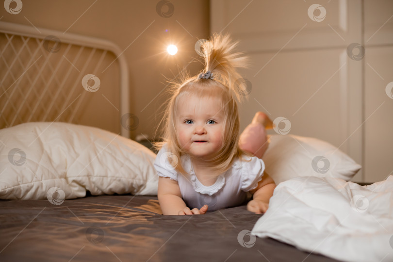 Скачать Счастливая маленькая девочка Праги в постели у себя дома фотосток Ozero