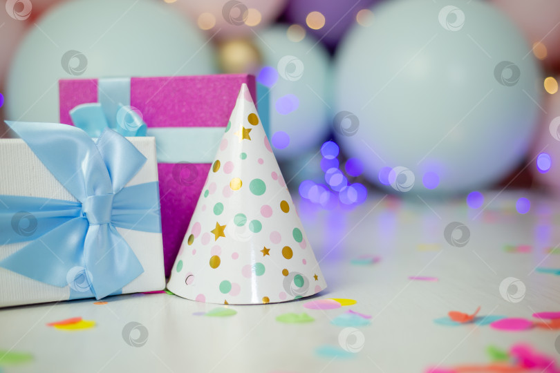 Скачать поздравительная открытка рядом с подарочными коробками, крупным планом. концепция дня рождения, текстовое пространство фотосток Ozero