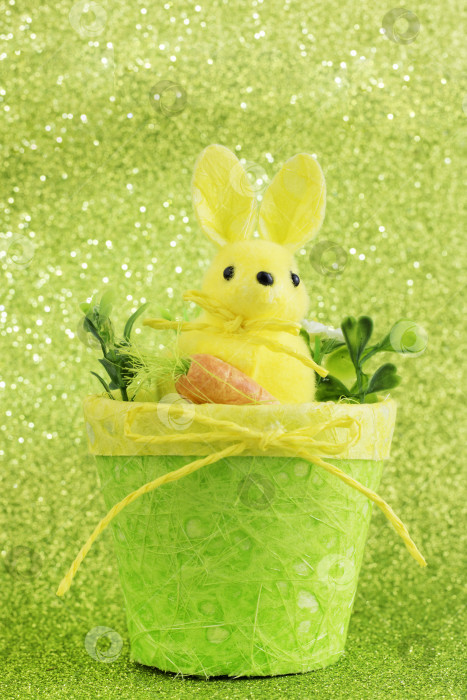 Скачать Забавный кролик с морковкой в корзинке с цветами. Прекрасная пасхальная игрушка. Поздравительная открытка к Пасхе. Вертикальная ориентация фотосток Ozero