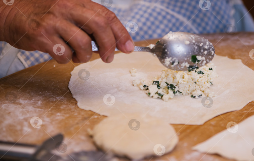 Скачать Женские руки в процессе приготовления кутабы или чебуреков, мясной фарш и лук в тесте.Творог и лук в тесте. Азербайджанская, татарская, кавказская, греческая кухня. фотосток Ozero