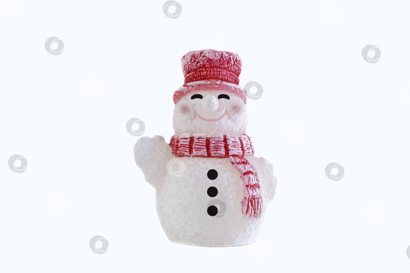 Скачать Счастливый снеговик, стоящий изолированно на белом фоне. Поздравительная открытка с Рождеством и Новым годом. Забавный снеговик в шляпе на снежном фоне. Скопируйте место для текста фотосток Ozero