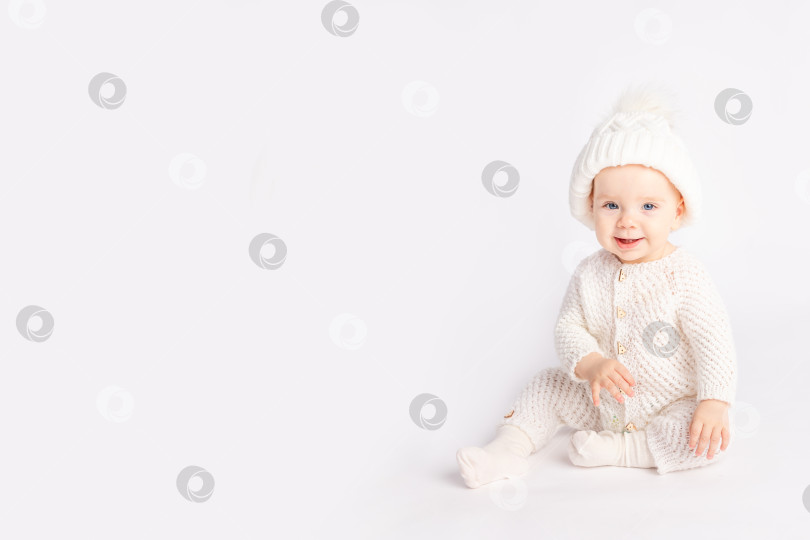 Скачать ребенок в теплом костюме и шапочке на белом изолированном фоне, место для текста фотосток Ozero
