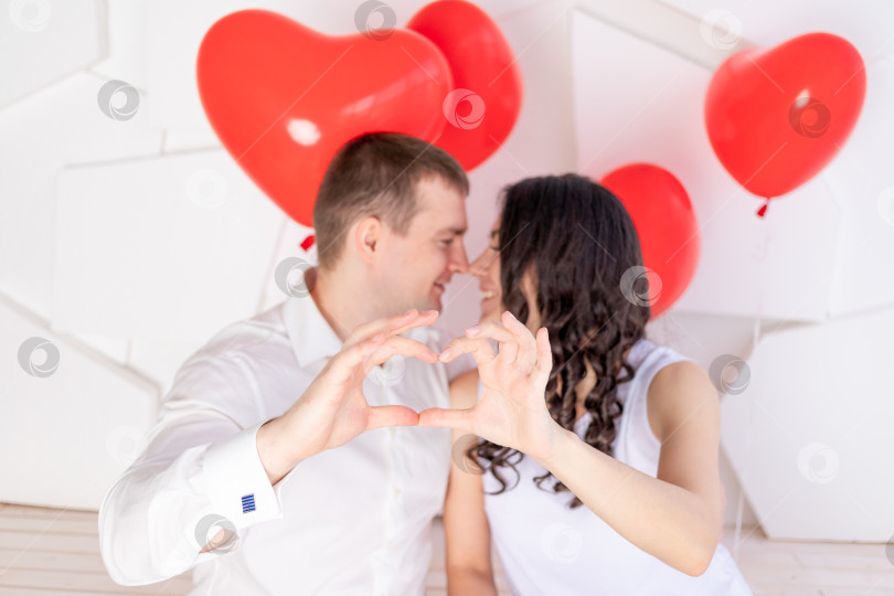 Скачать в день святого Валентина влюбленная пара показывает сердце из своих рук фотосток Ozero