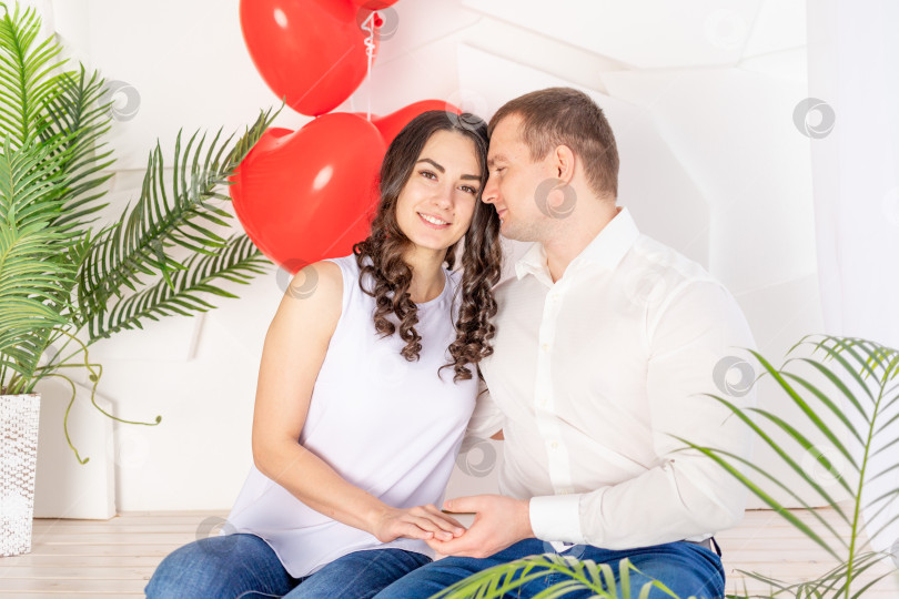 Скачать влюбленная пара поздравляет друг друга с Днем Святого Валентина, обнимаясь и целуясь фотосток Ozero