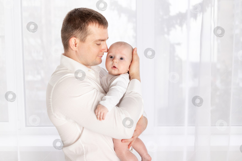 Скачать счастливый папа держит новорожденного ребенка дома у окна, концепция счастливой любящей семьи, день отца фотосток Ozero