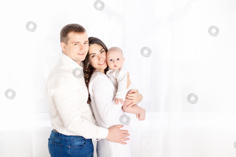 Скачать счастливая семья мать и отец держат новорожденного ребенка дома, концепция счастливой любящей семьи, образ жизни фотосток Ozero