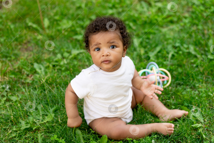 Скачать афроамериканский ребенок летом играет на лужайке с зеленой травой, место для текста фотосток Ozero
