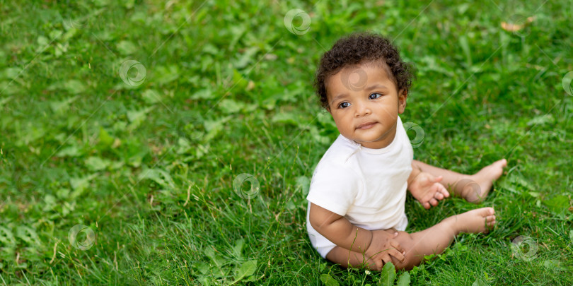 Скачать афроамериканский младенец на лужайке с зеленой травой летом, баннер, место для текста фотосток Ozero