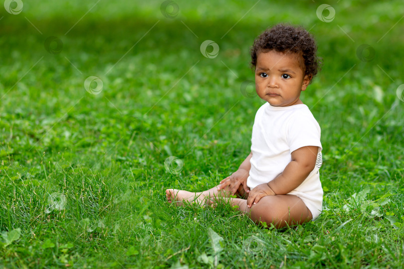Скачать афроамериканский ребенок летом играет на лужайке с зеленой травой, место для текста фотосток Ozero