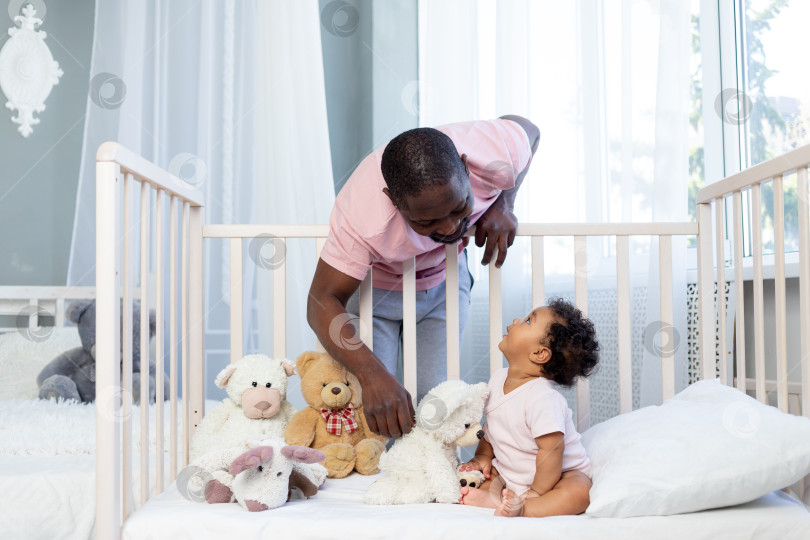 Скачать афроамериканская семья, папа и маленький сын разговаривают или играют дома в спальне, счастливый отец фотосток Ozero