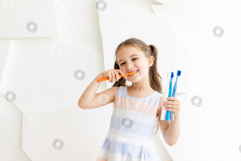 Красивая женщина чистит зубы, крупным планом :: Стоковая фотография :: Pixel-Shot Studio