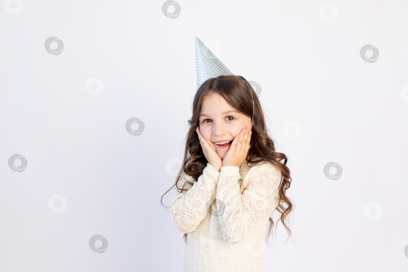 Скачать счастливая девушка в кепке на белом изолированном фоне фотосток Ozero