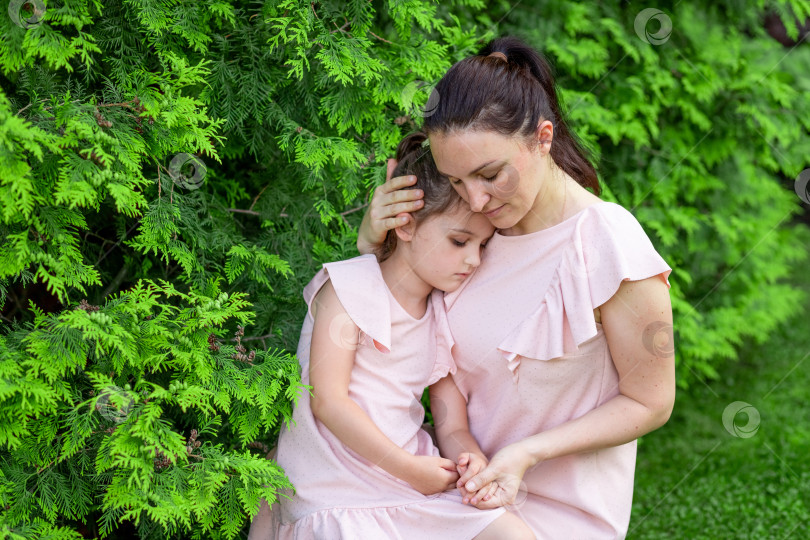 Скачать мать и дочь 5-6 лет гуляют летом в парке, дочь и мать смеются на скамейке, концепция счастливой семьи, отношения матери и ребенка, день матери фотосток Ozero