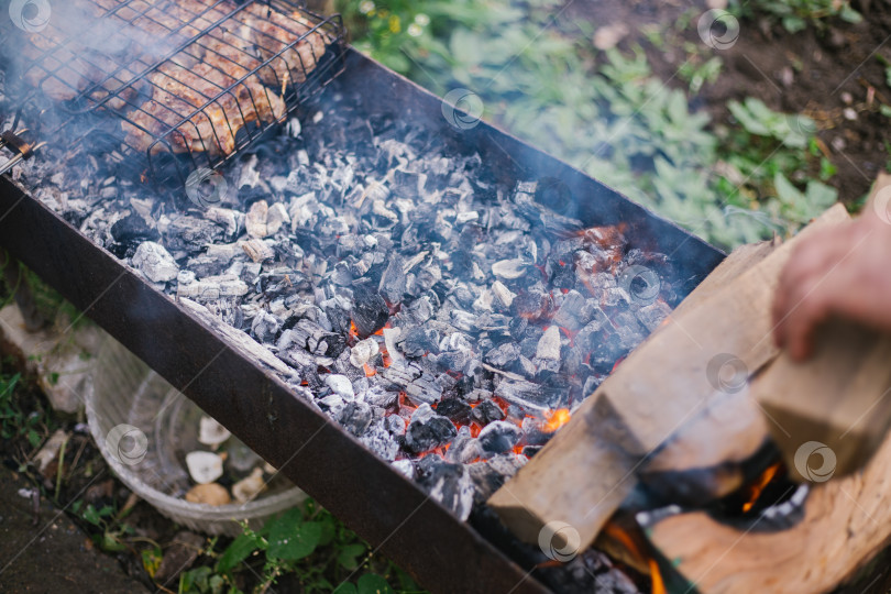 Скачать Свежее мясо для шашлыка, обжаренное на огне. Избирательный фокус. Мясо ягненка, приготовленное на гриле. Приготовление шашлыка на гриле с дымом. Пикник на природе. Здоровая пища и правильное питание. фотосток Ozero