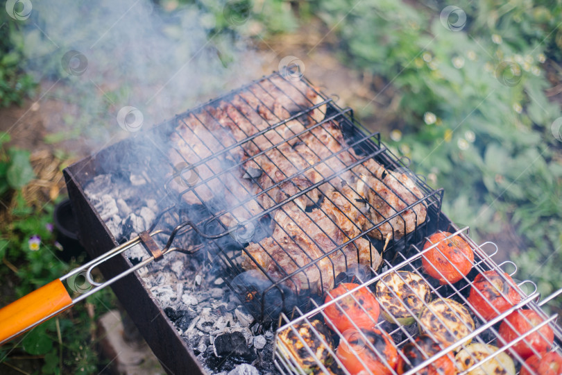 Скачать Свежее мясо для шашлыка, обжаренное на огне. Избирательный фокус. Мясо ягненка, приготовленное на гриле. Приготовление шашлыка на гриле с дымом. Пикник на природе. Здоровая пища и правильное питание. фотосток Ozero