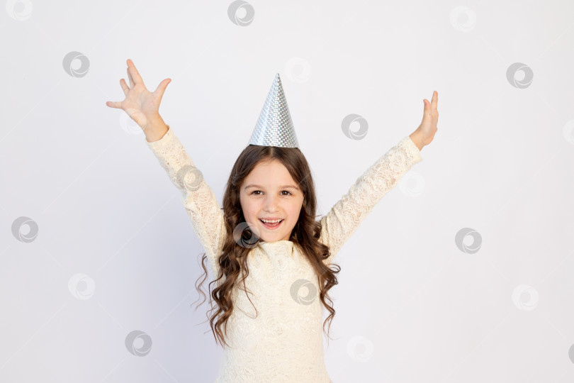 Скачать Молодая девушка в свой день рождения в образе принцессы в шляпке с раскинутыми руками, кричащая на изолированном белом фоне, молодая красивая девушка, улыбающаяся со счастливым лицом фотосток Ozero