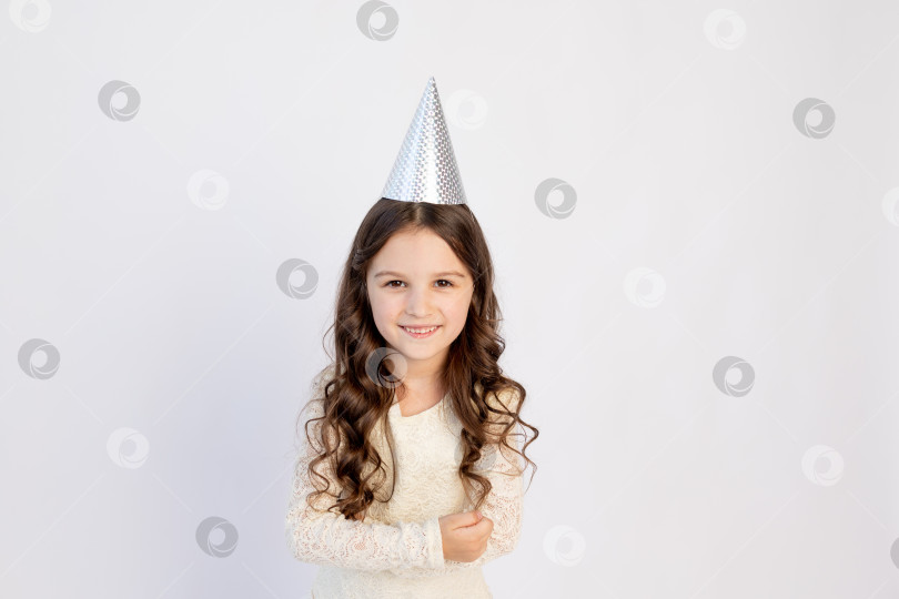 Скачать Молодая девушка в свой день рождения в образе принцессы в шляпке счастлива и смеется на изолированном белом фоне, молодая красивая девушка ждет подарка фотосток Ozero