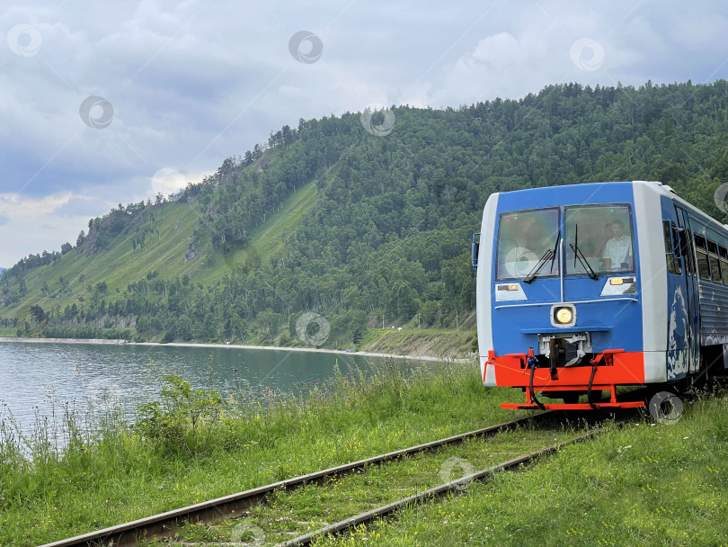 Скачать 30 июля 2022 года - Порт Байкал, Россия: Поезд по железной дороге вдоль озера Байкал, Россия фотосток Ozero